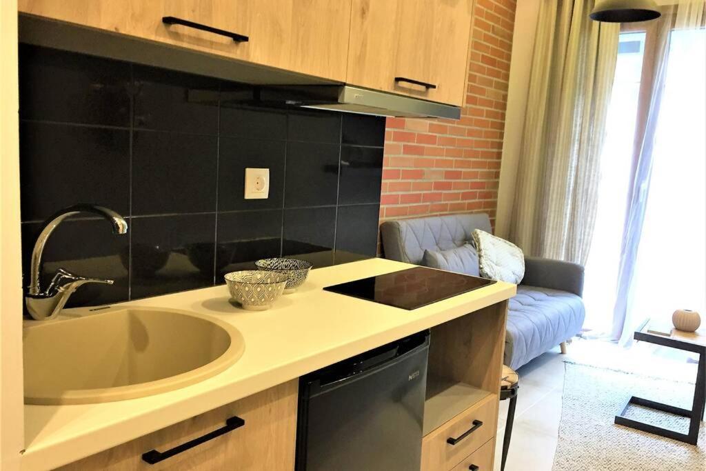 Cosy Industrial Style Little Just 5minutes From Waterfront Thessaloniki